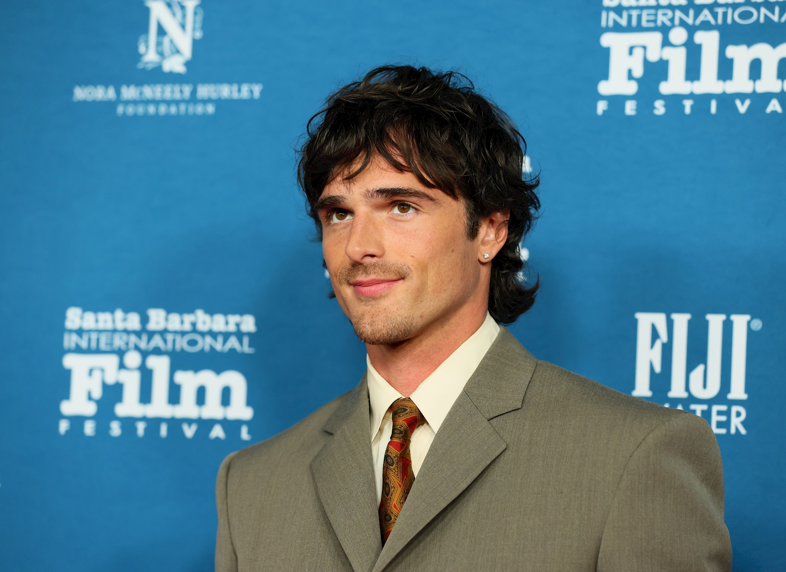 Jacob Elordi reagált az Üvöltő szelek botrányos, kutyanyakörves jelenetére