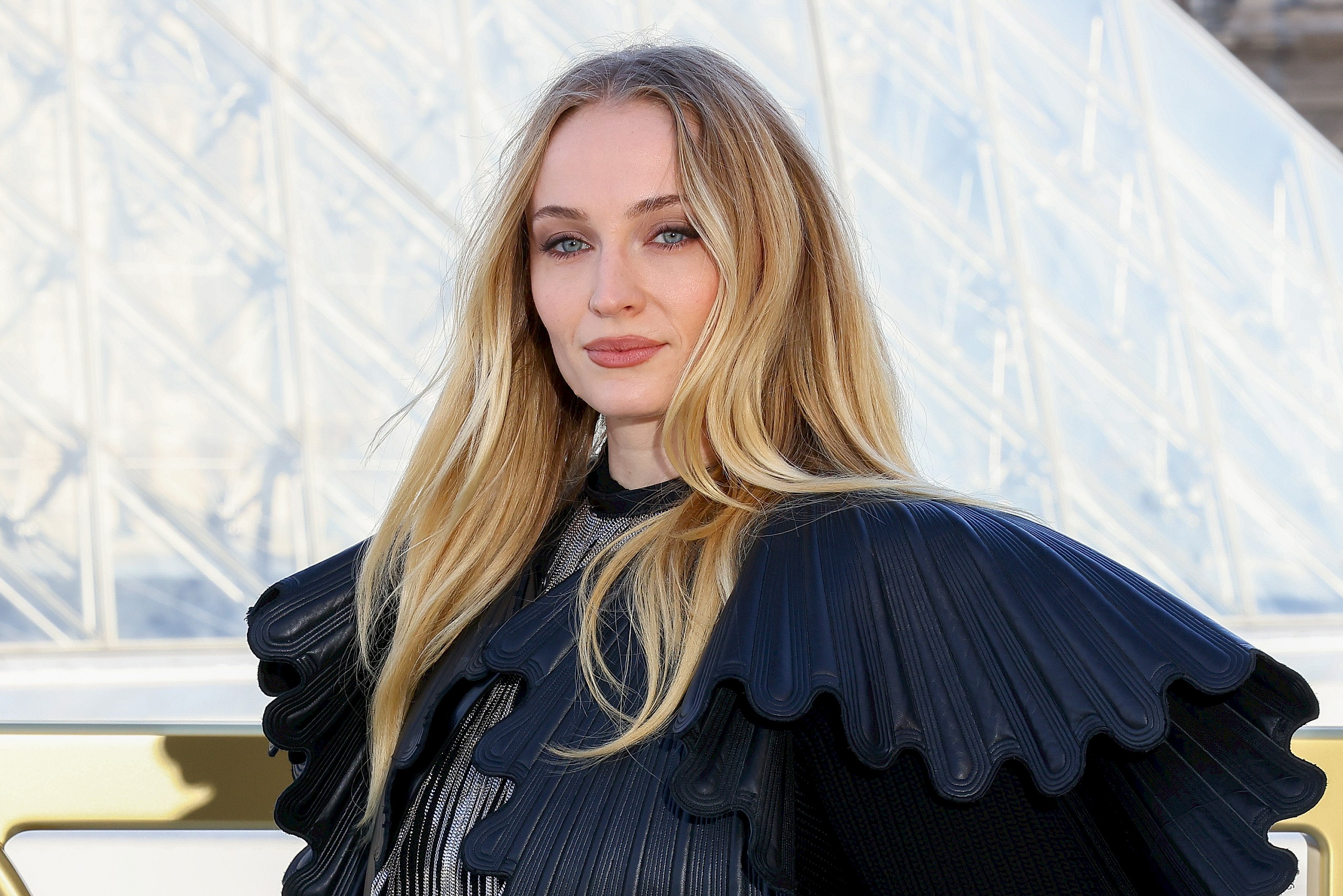 Sophie Turner a legvagányabb meztelenruhában ünnepelte 30. születésnapját