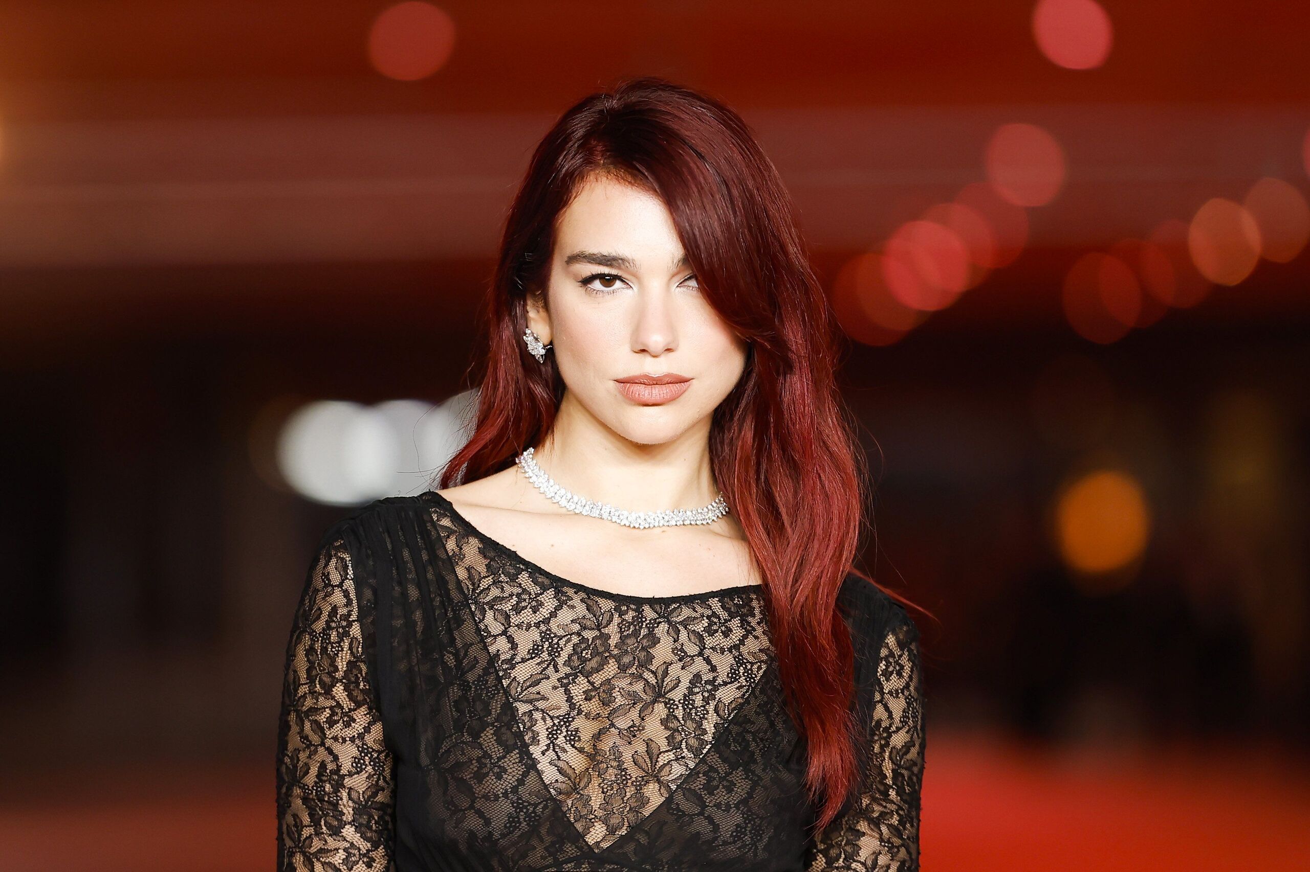 Dua Lipa szerint ez a „drágaságot" sugárzó szín lesz az ősz árnyalata