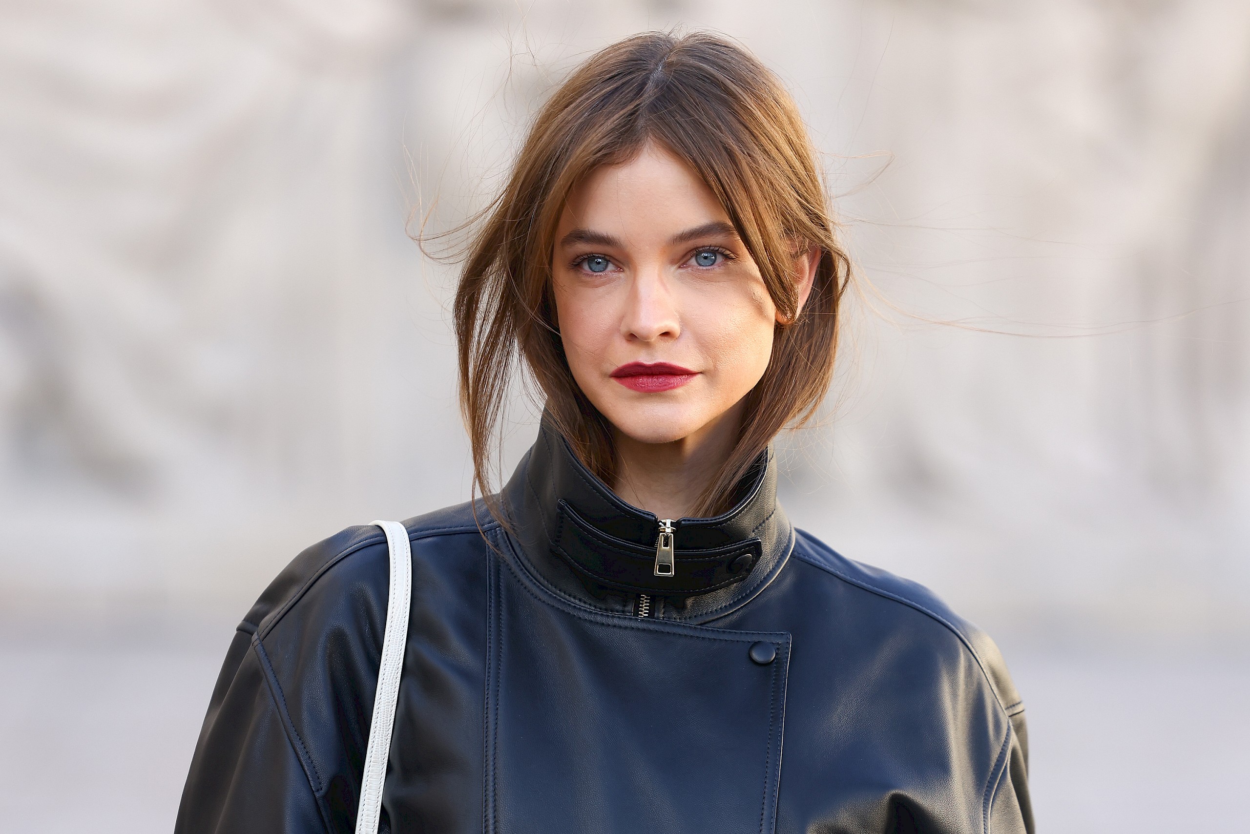 Palvin Barbara vagány bőrszerkóban és extrém cipőben tűnt fel a milánói divathéten