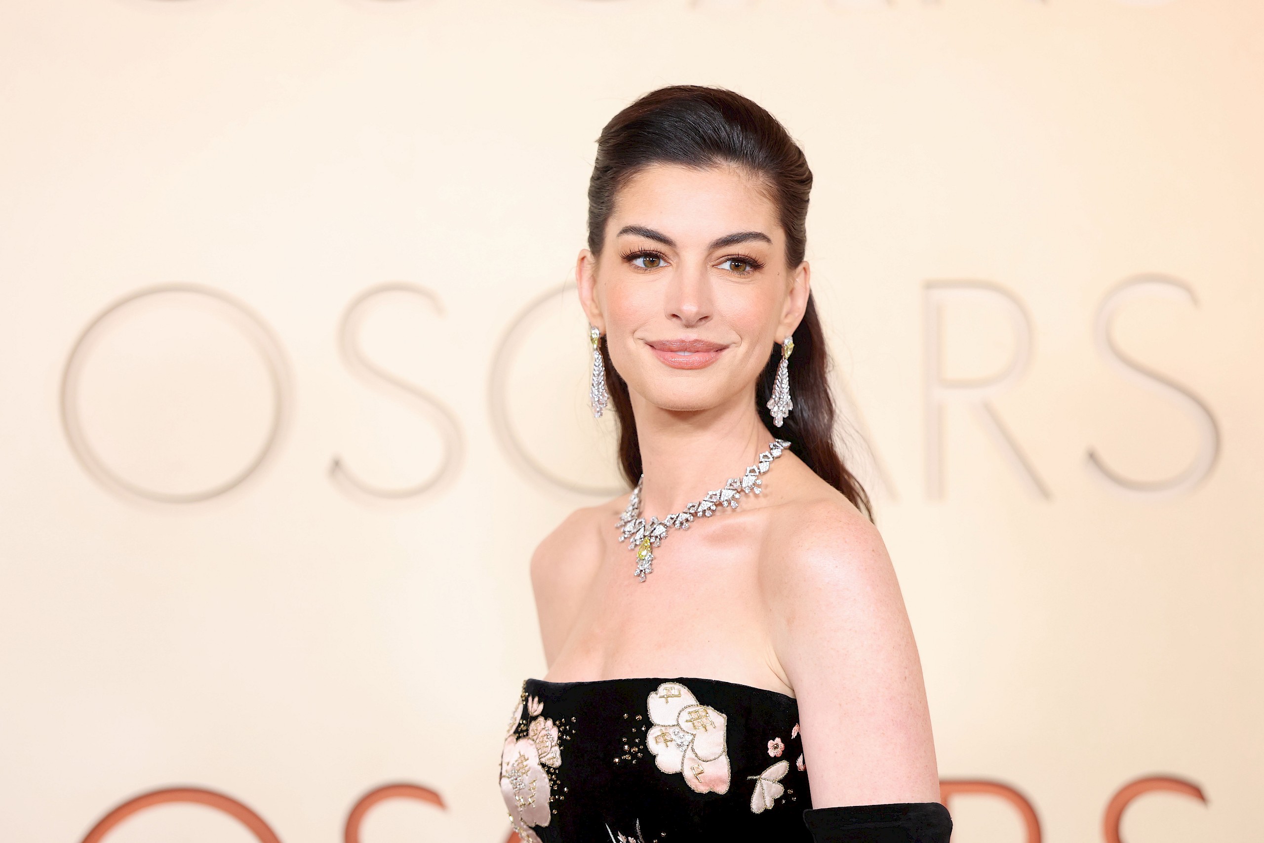 Mitől volt ilyen friss Anne Hathaway arca az Oscar-gálán? Ez a szépségtrükk áll mögötte
