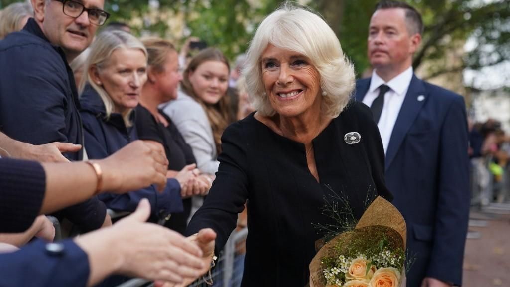 Kamilla királyné nyilvánosan futott össze exférjével - meglepően reagált