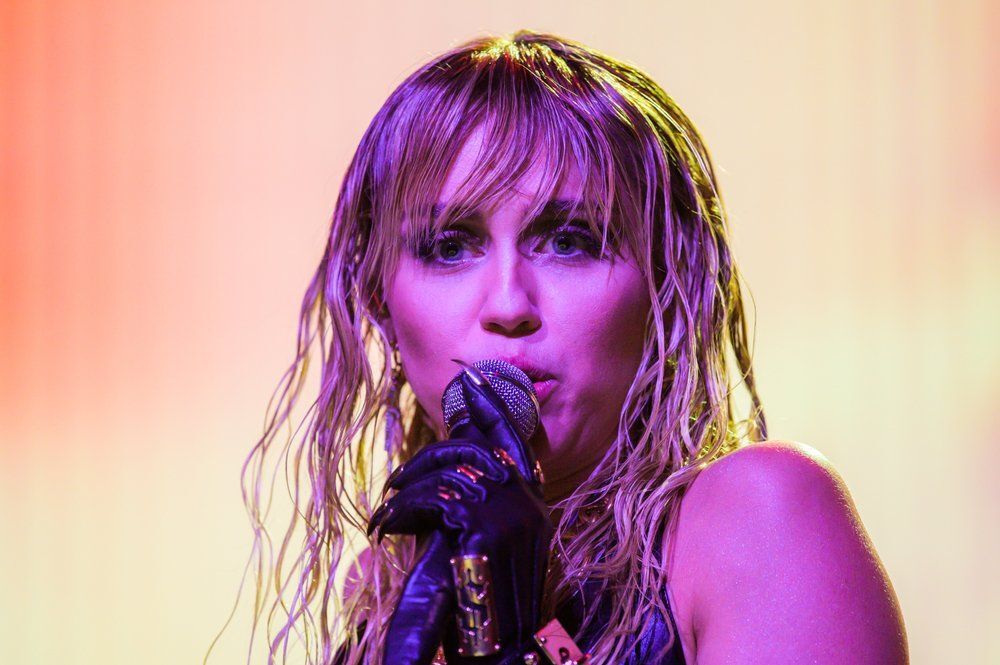 Miley Cyrus új frizurájával Hanah Montana-korszakát idézi