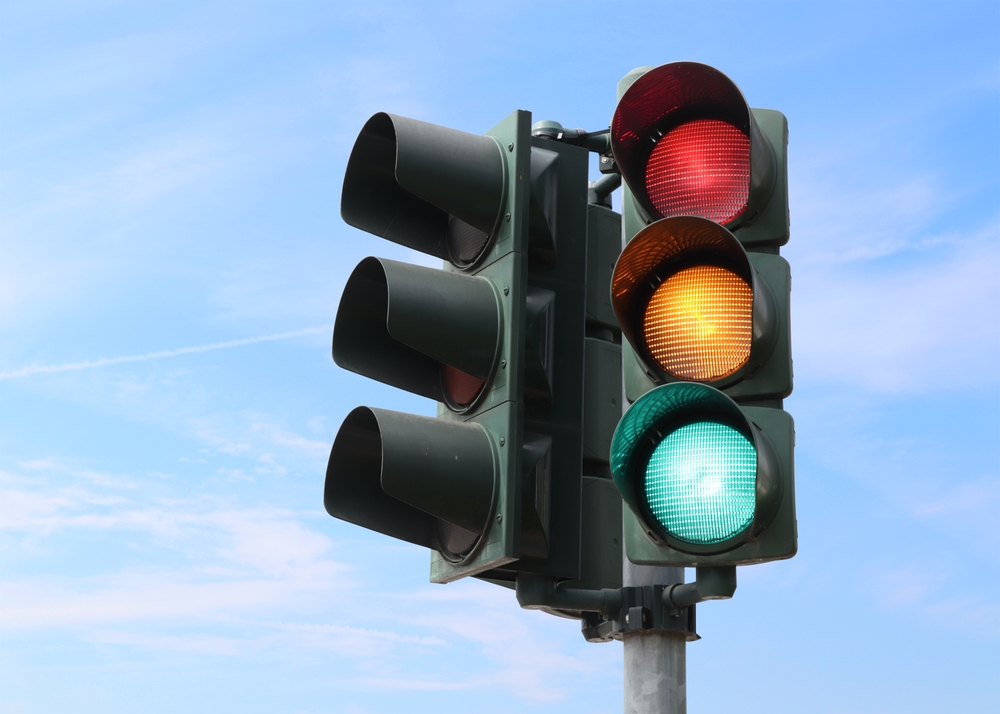 Miért pont piros, sárga és zöld a közlekedési lámpa színe?