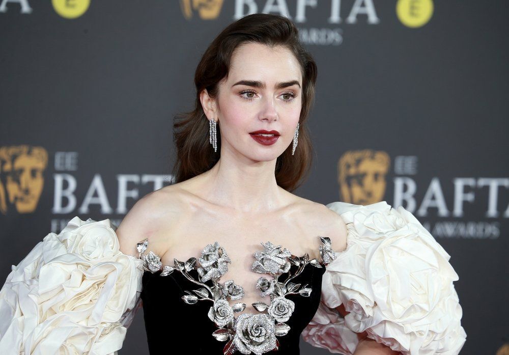 Lily Collins megvált hosszú hajától: elegáns bobot vágatott