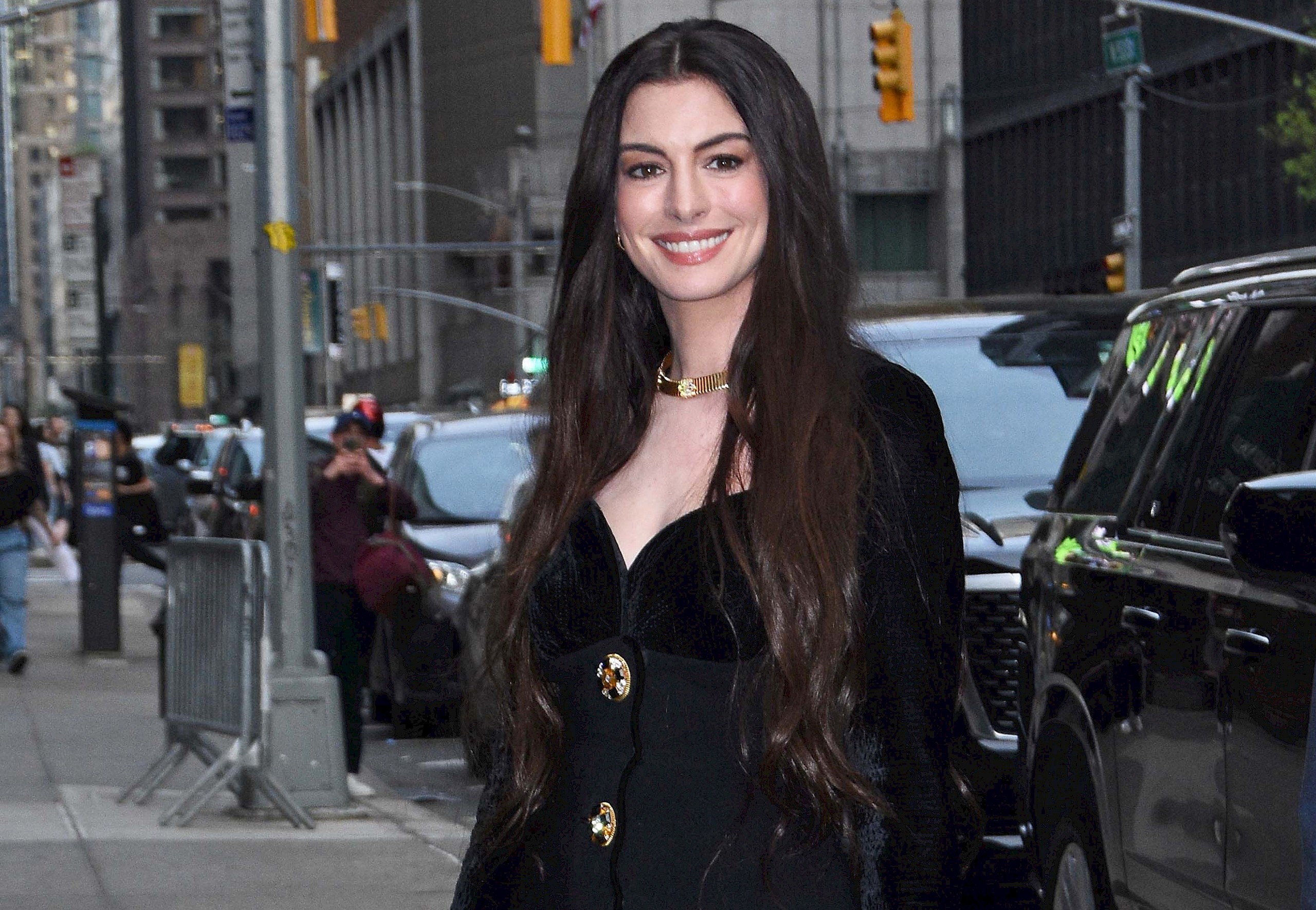 Anne Hathaway megmutatta a nyár legmenőbb szandáltrendjét