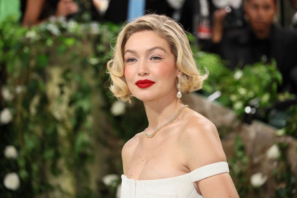 Gigi Hadid meztelen ruhában jelent meg a párizsi Vogue World afterpartyján