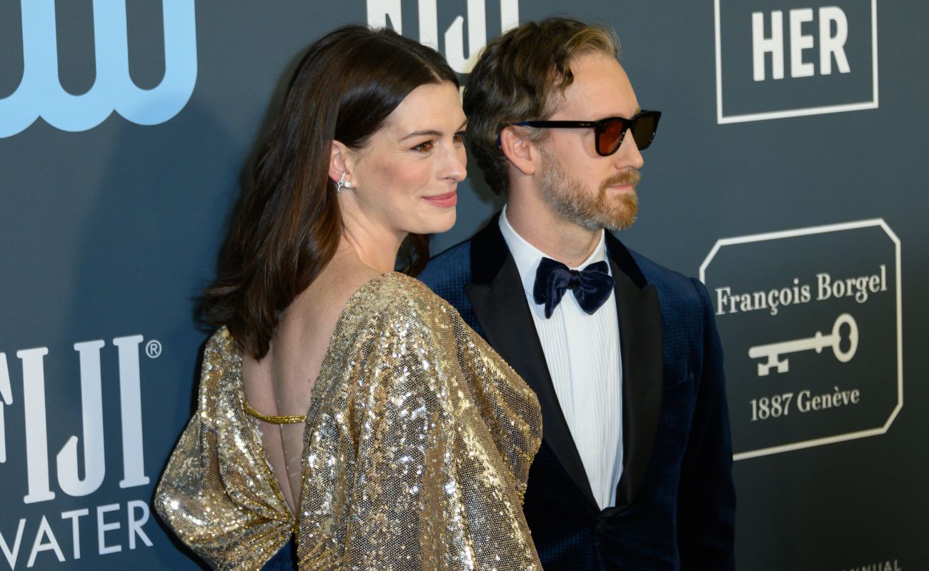 Anne Hathaway és férje ritka közös pillanata: összehangolt szettben a vörös szőnyegen