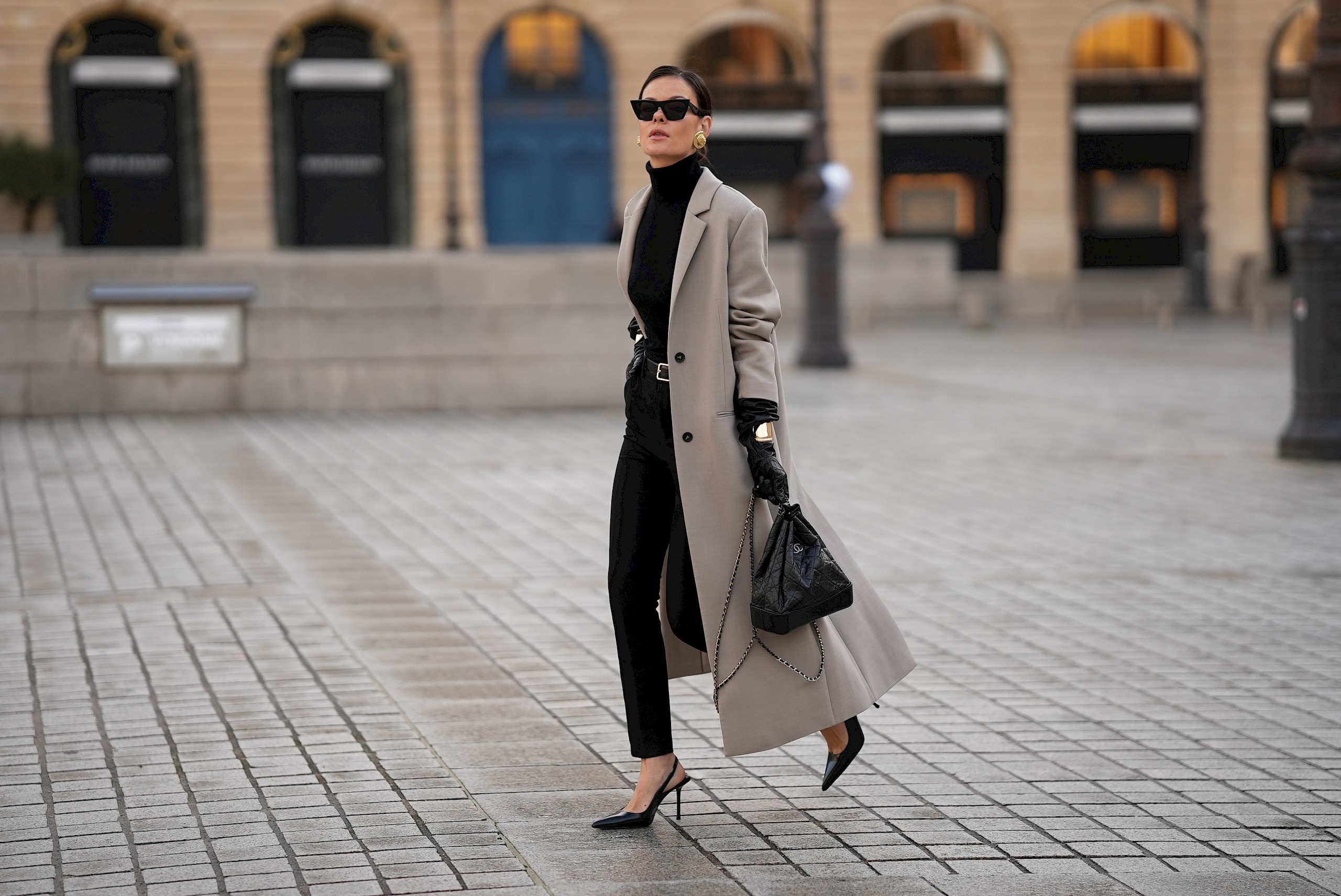 A skinny farmernek leáldozott – ezek a sötét nadrágok a tavasz új kedvencei