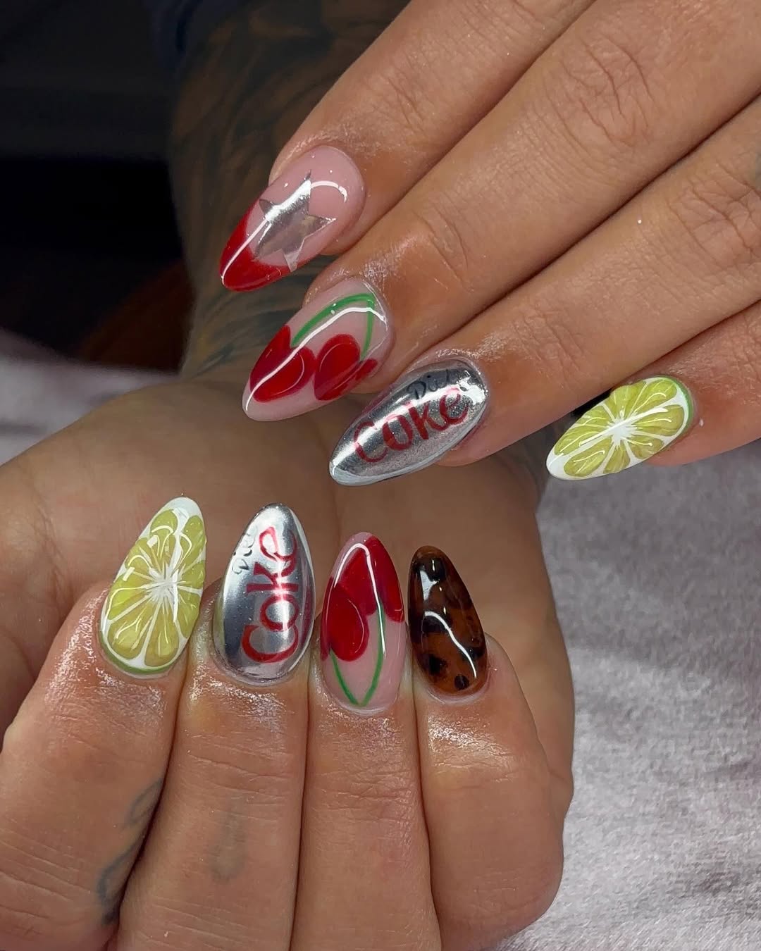 Itt a nyár legváratlanabb manikűrtrendje: a „diet coke nails”