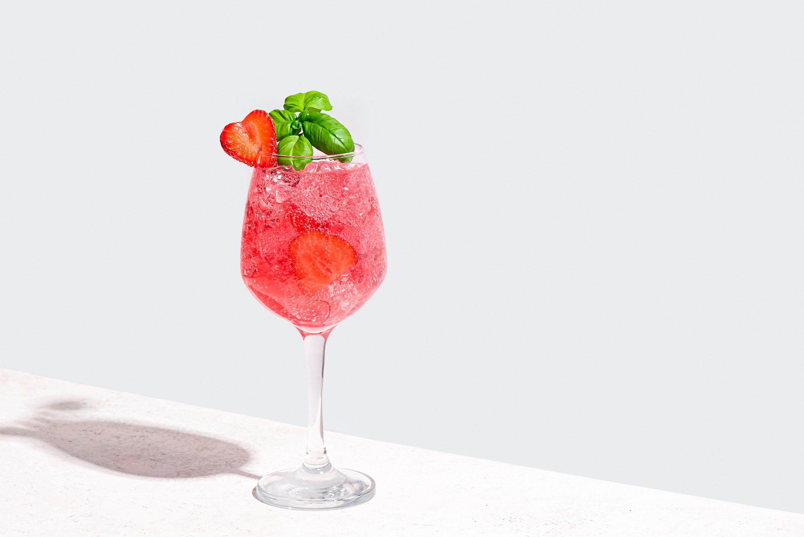 A dolgos hétköznapok kedvence lesz ez az alkoholmentes epres spritz