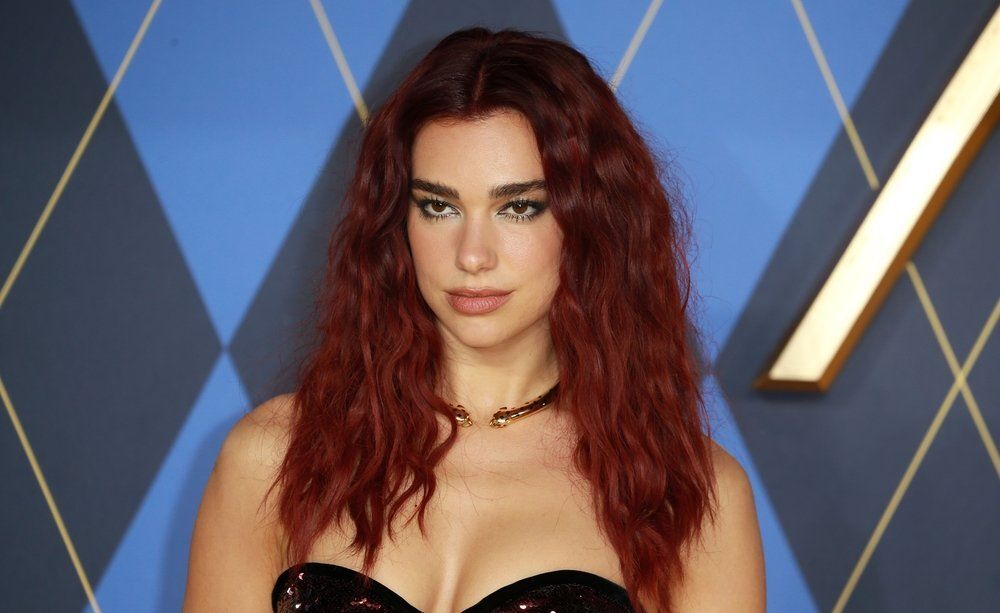 Dua Lipa megmutatta, hogy érdemes hordani az év cipőtrendjét