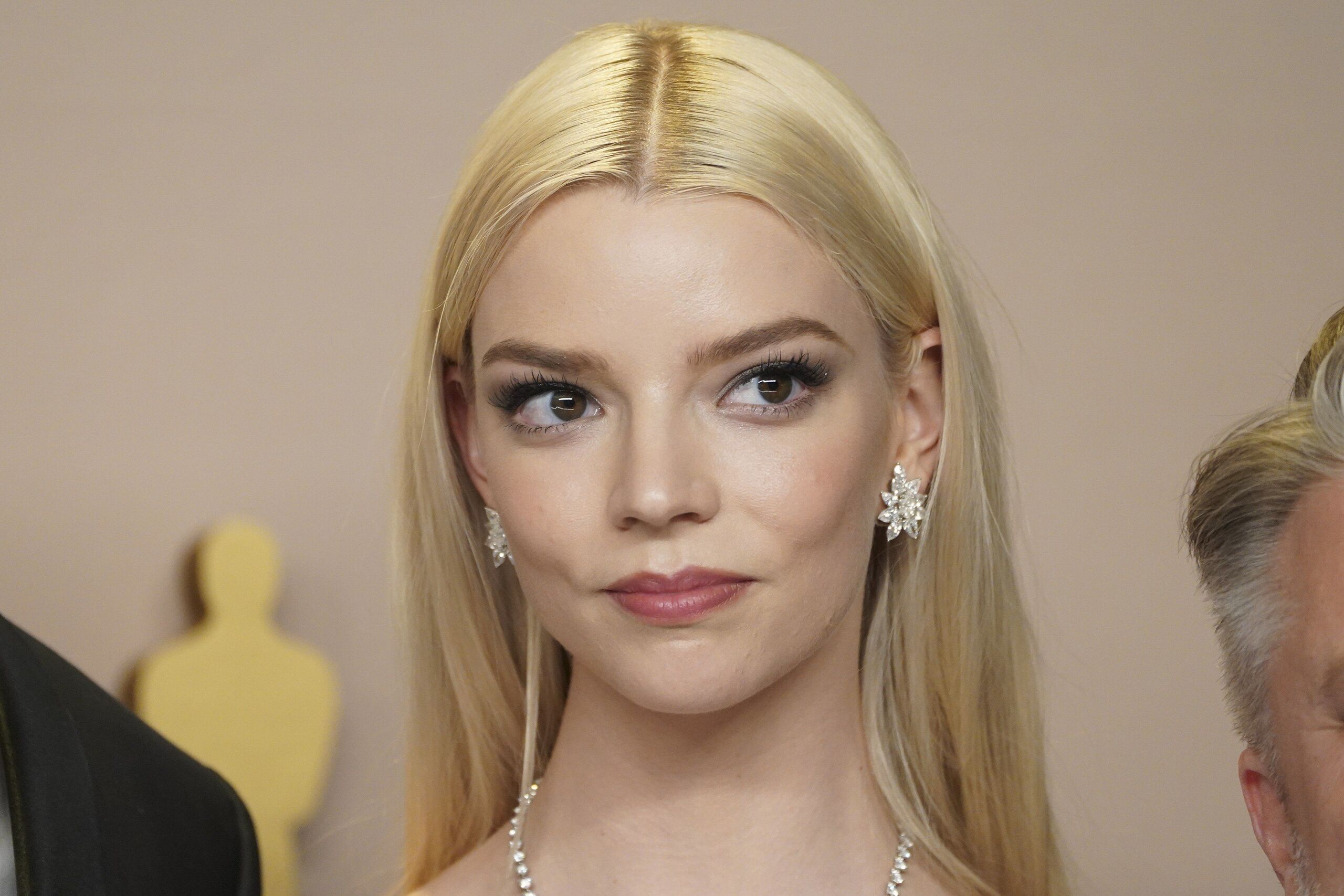Soha nem látott fotók kerültek nyilvánosságra Anya Taylor-Joy esküvőjéről
