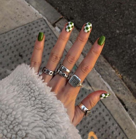 Ez a retró körömdíszítés lesz az idei év egyik fő trendje