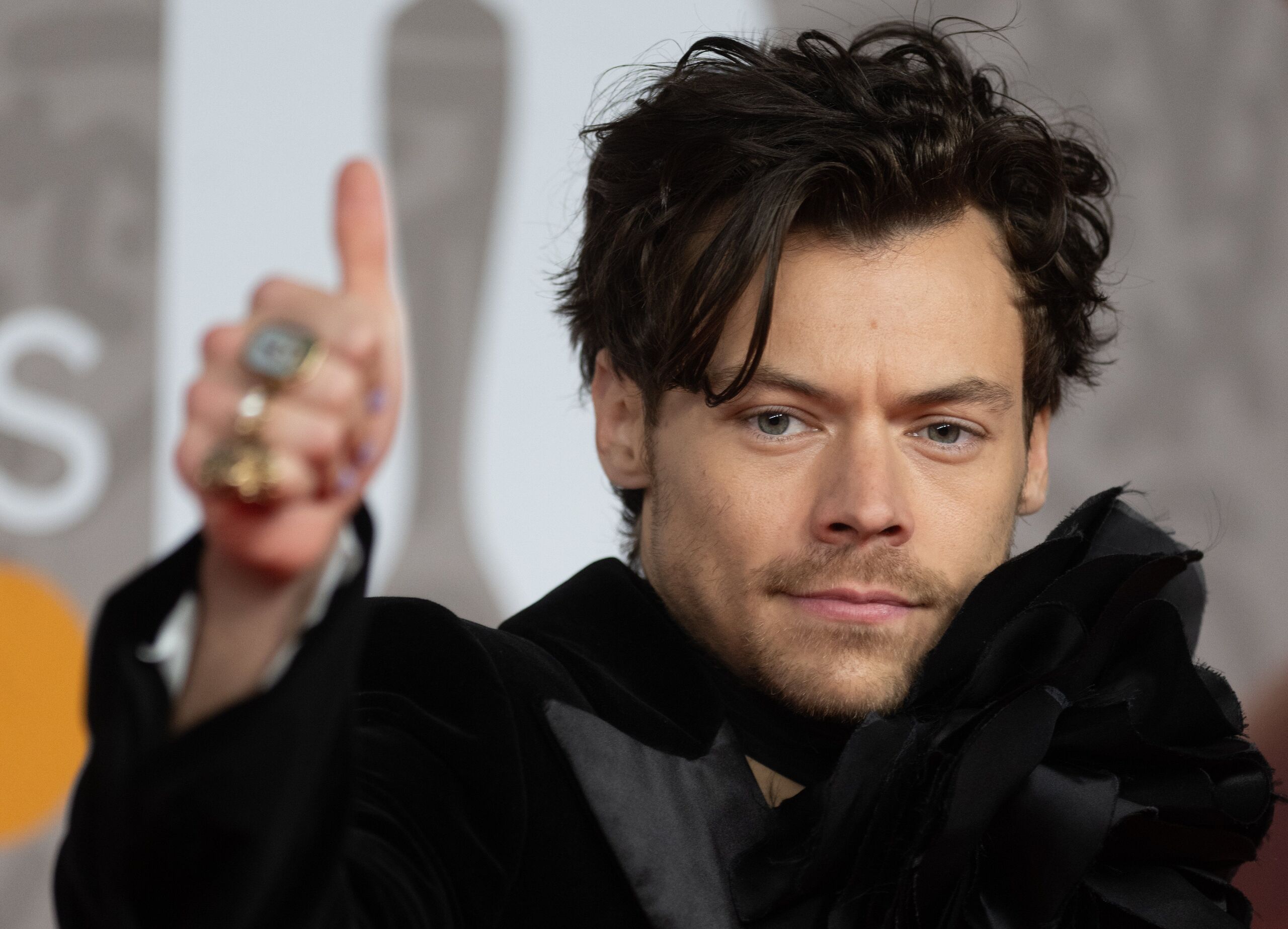 Harry Styles ismét megújította frizuráját, és a rajongók nem bírnak betelni vele