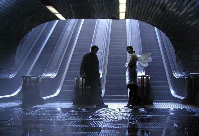 Így kísért a múlt a metróban