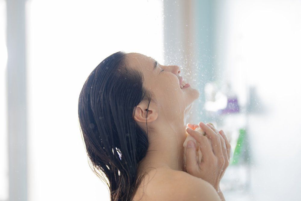 Inkább reggel vagy este kellene zuhanyoznunk?