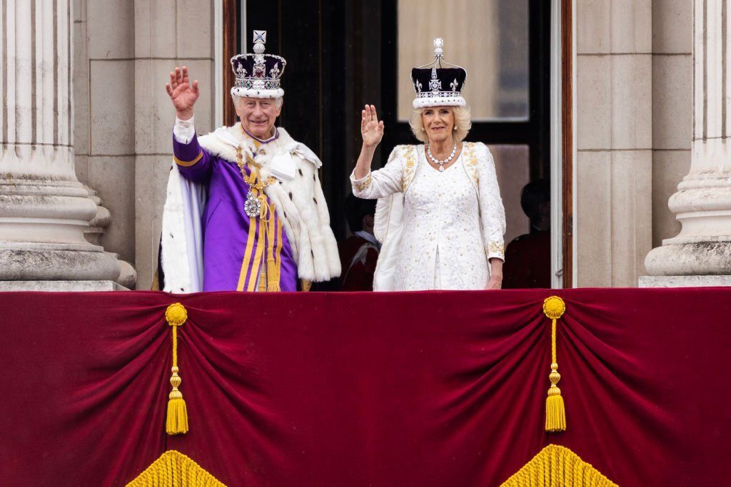 Kiállítják III. Károly király és Kamilla királyné koronázási ruháit